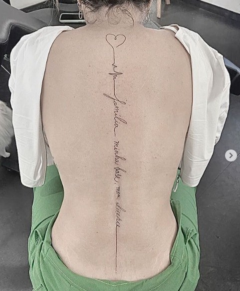 tatuagem de frase nas costas