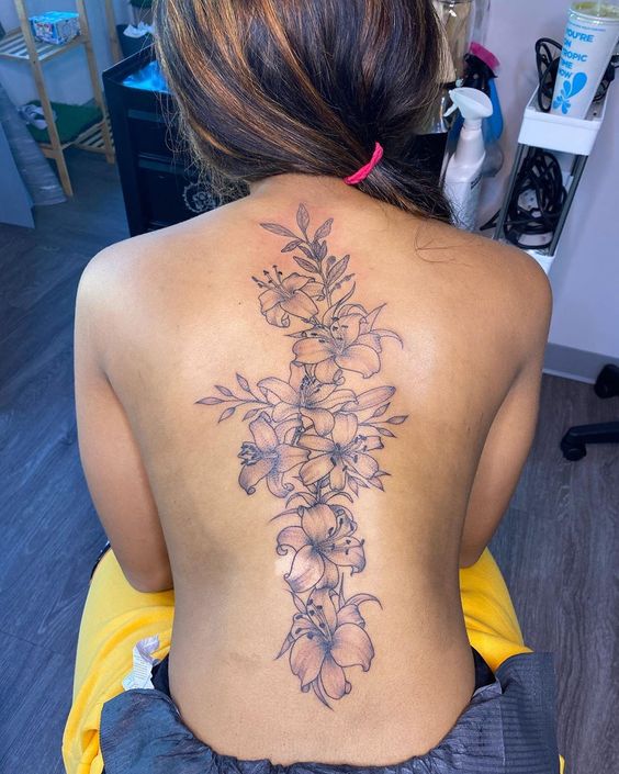 erros comuns ao fazer tatuagem de frase nas costas