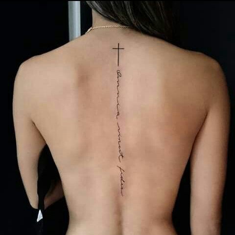 tatuagem de frase nas costas vs braço