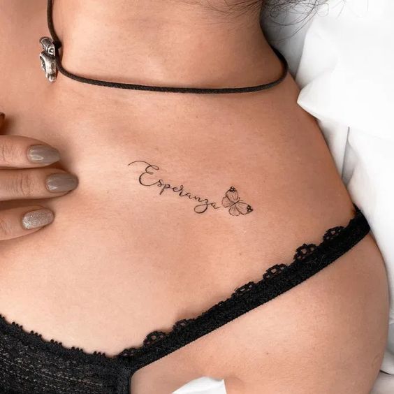 tatuagem nome filho caligrafia