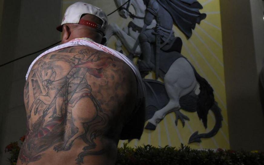 Como Escolher o Melhor Tatuador para sua Tatuagem de São Jorge