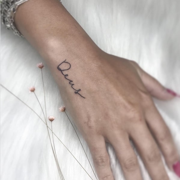 tatuagem deus feminina delicada