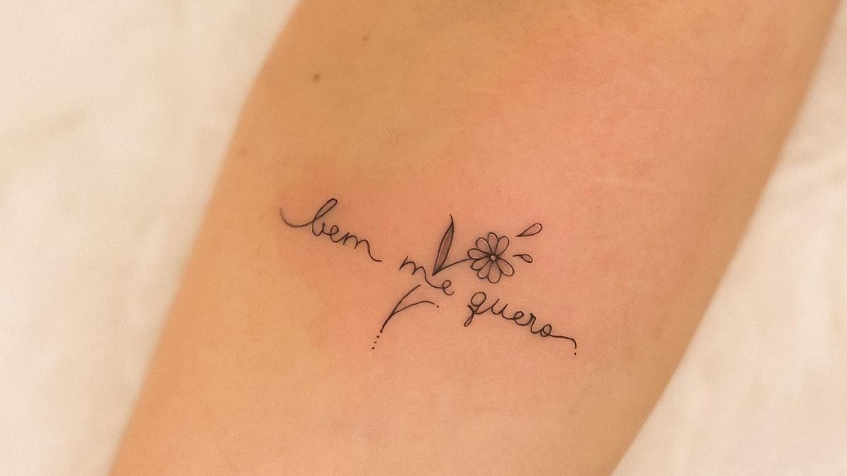 tatuagem de Deus no pulso feminina