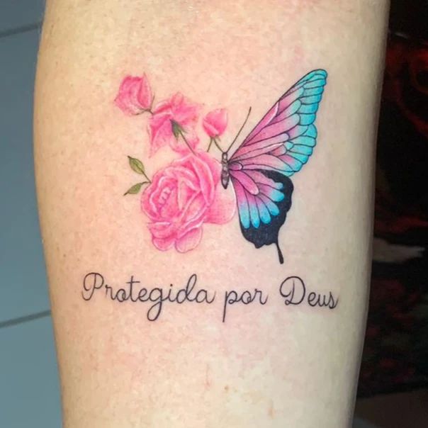 tatuagem de Deus na clavícula feminina