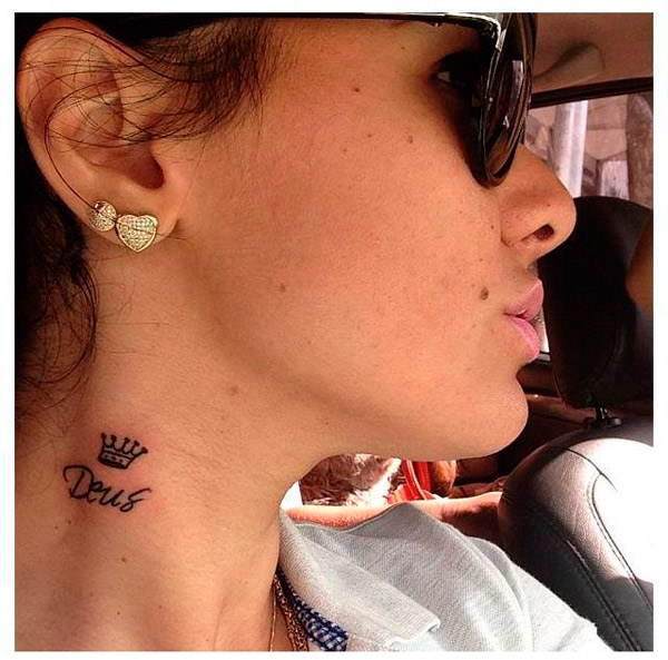 tatuagem de Deus atrás da orelha feminina