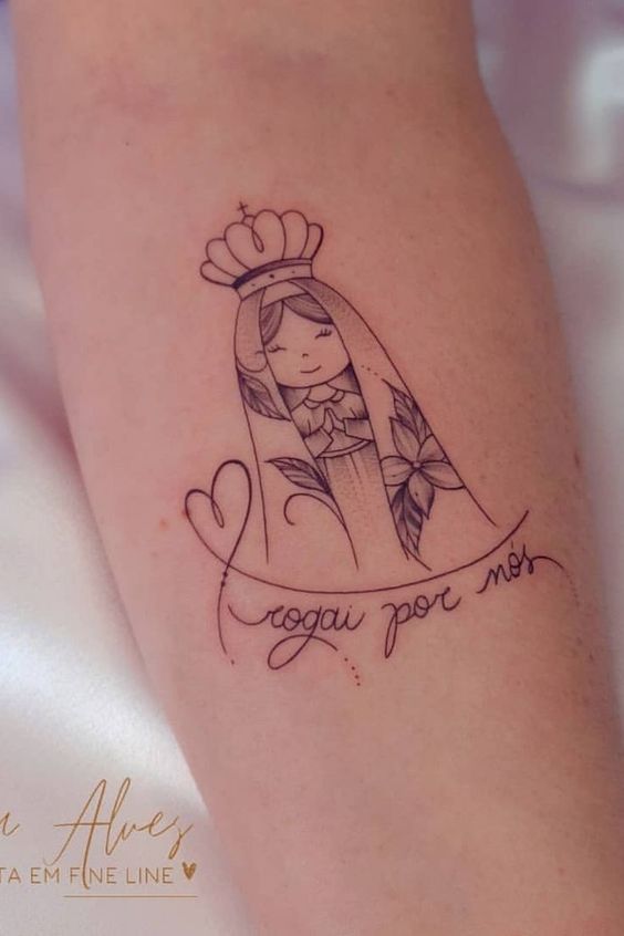 tatuagem cruz feminina pequena