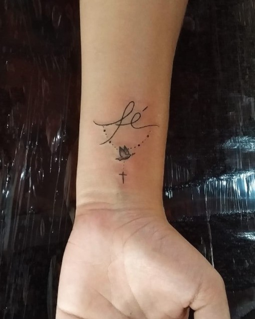 tatuagem de fé em deus feminina