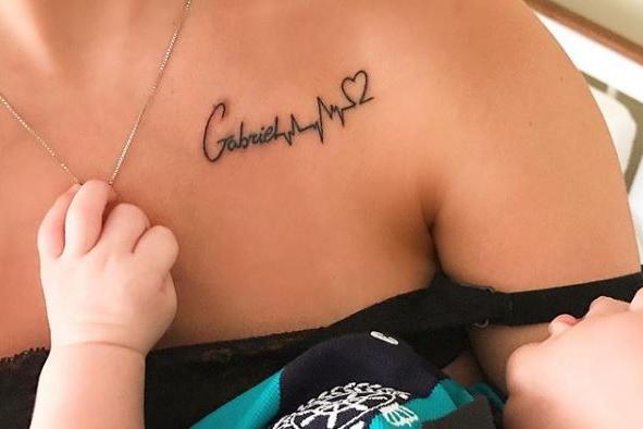 tatuagem de frase curta em cima do peito