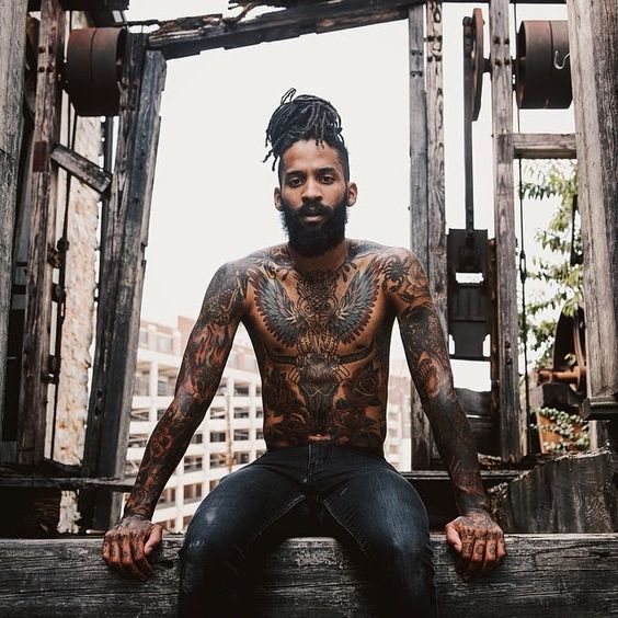 tatuagem colorida vs. preto e cinza em pele negra