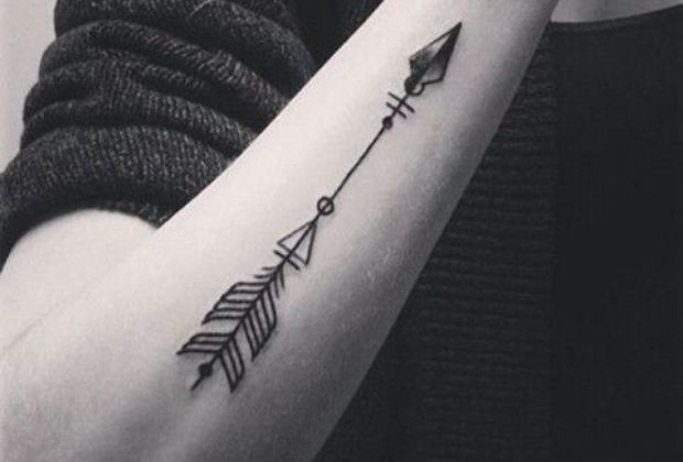 tatuagem em volta do braco