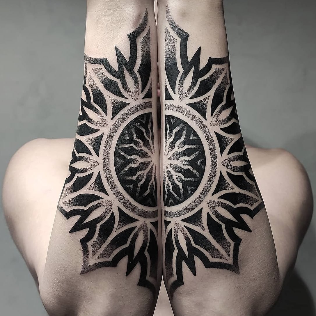 ideias tatuagem volta braço feminina