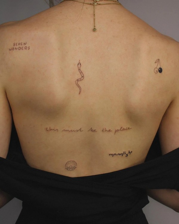 tatuagem escrita nas costas feminina horizontal