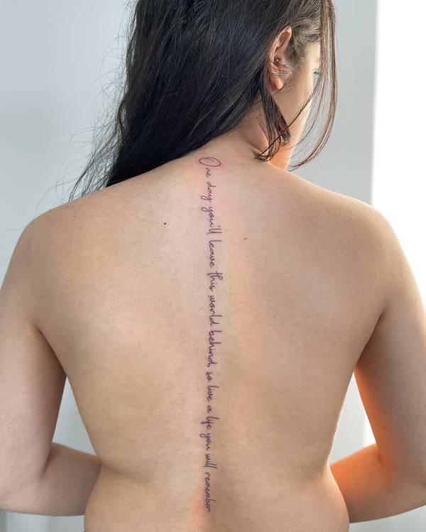 tatuagem escrita na nuca feminina horizontal