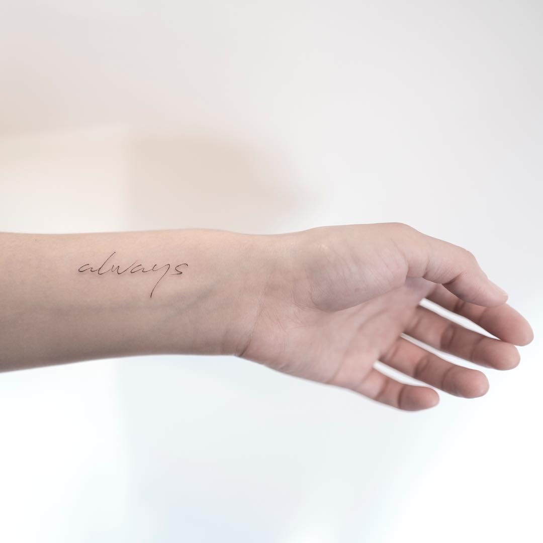 tatuagem escrita nas costas vs tatuagem de desenho