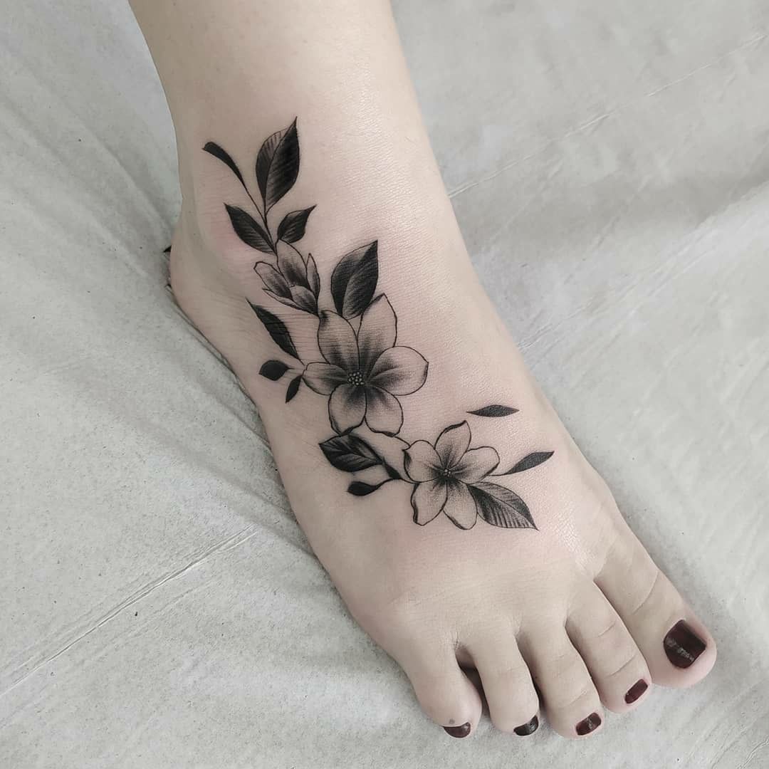 tatuagem feminina delicada no pe