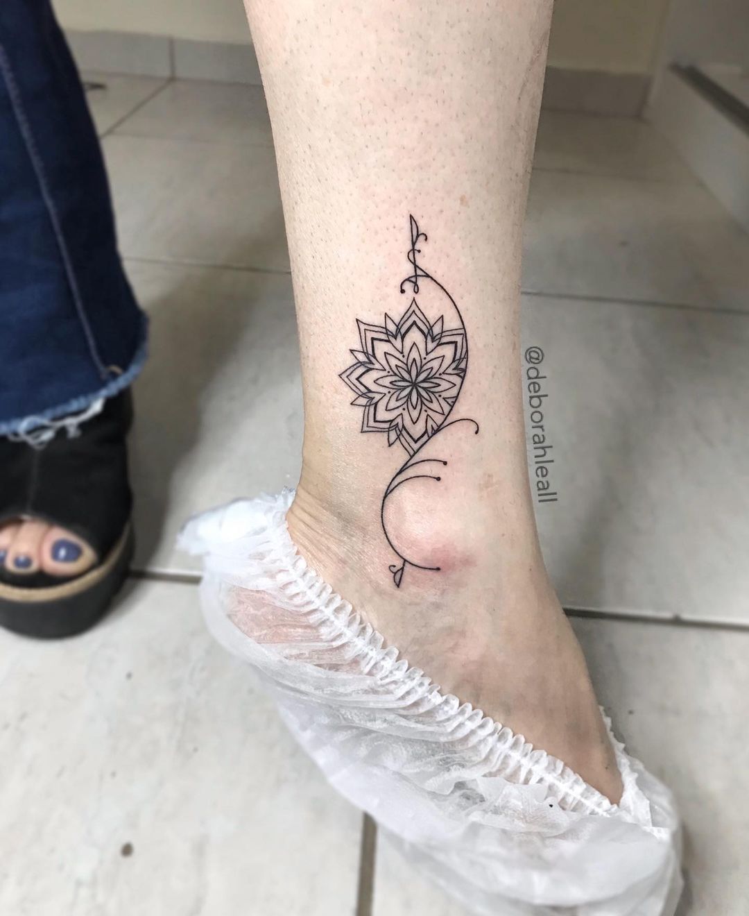 tatuagem de borboleta delicada no peito do pé