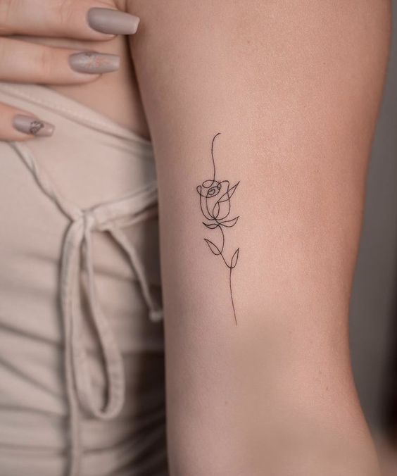 tatuagem fine line feminina