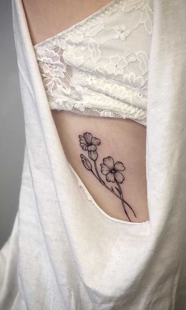 Tendências de tatuagem feminina na costela para 2025: do minimalismo ao floral