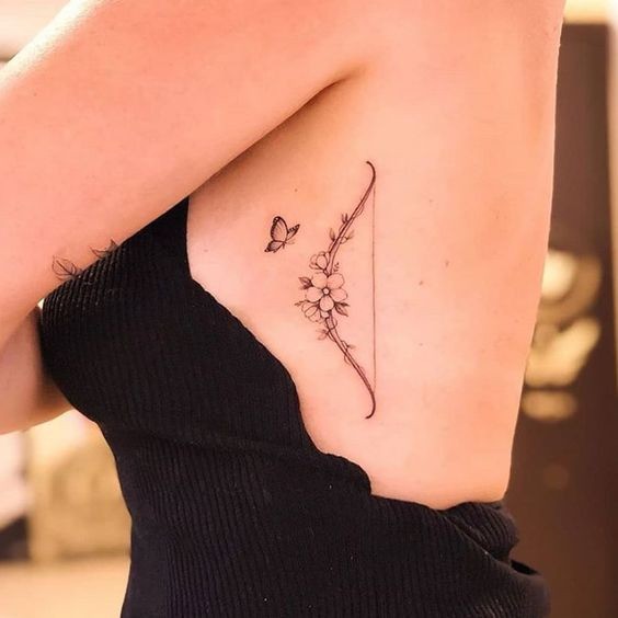 Tendências de tatuagem feminina na costela para 2025: do minimalismo ao floral