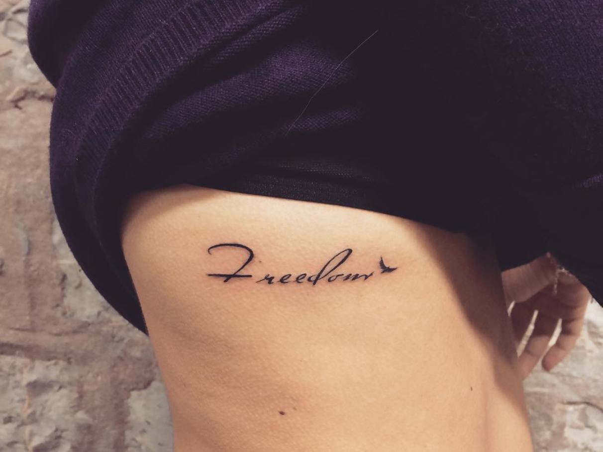 Frases inspiradoras para tatuar na costela feminina