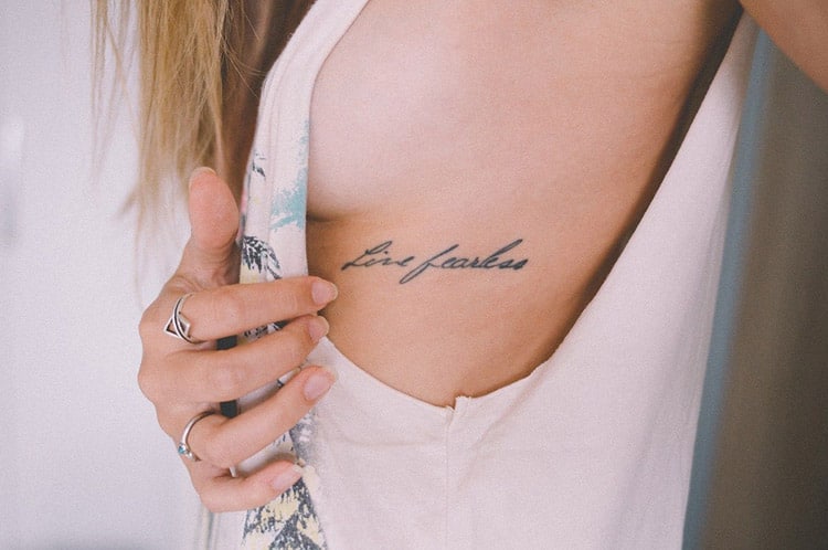 Guia completo de cuidados pós-tatuagem na costela