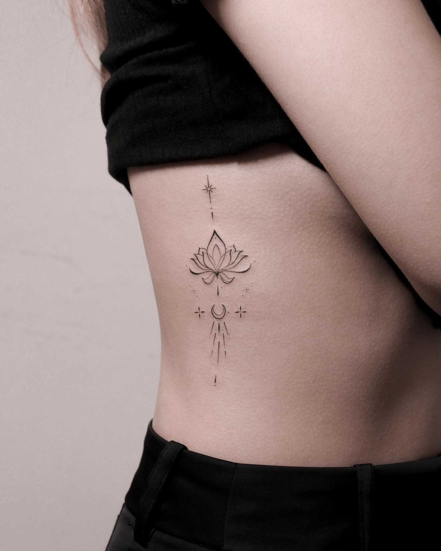 Tendências de tatuagem feminina na costela para 2025: do minimalismo ao floral