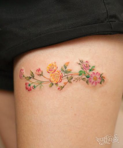 Tatuagem Feminina Na Coxa Colorida