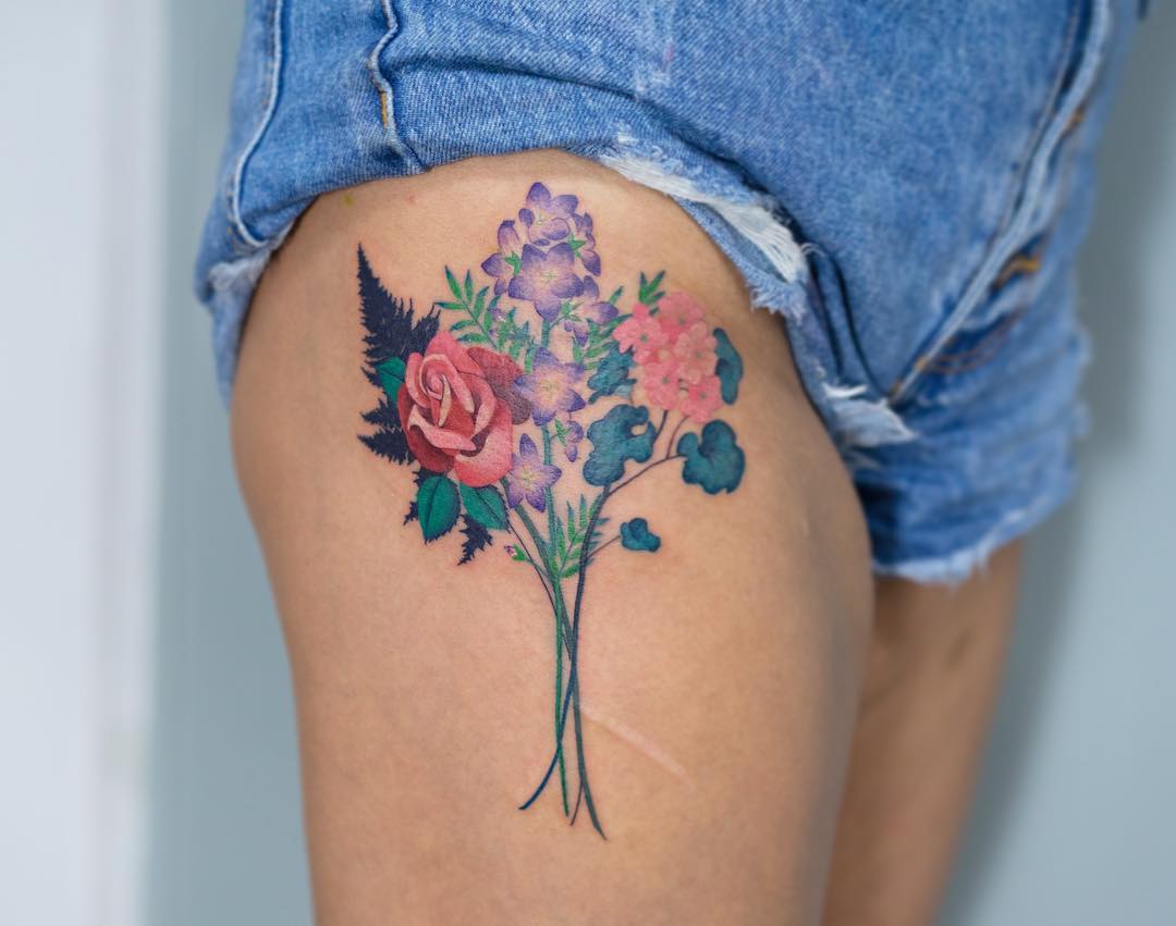 Significados Profundos das Tatuagens de Flores na Coxa