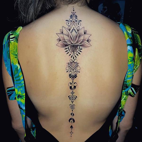 tatuagem feminina nas costas grande