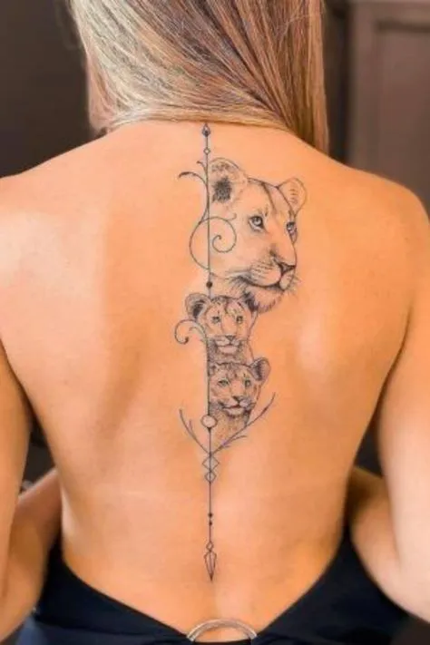 tatuagem feminina nas costas ombros