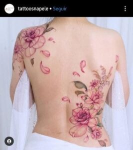 tatuagem feminina nas costas fechamento