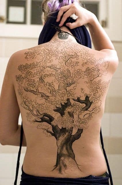 tatuagem feminina nas costas primeira vez