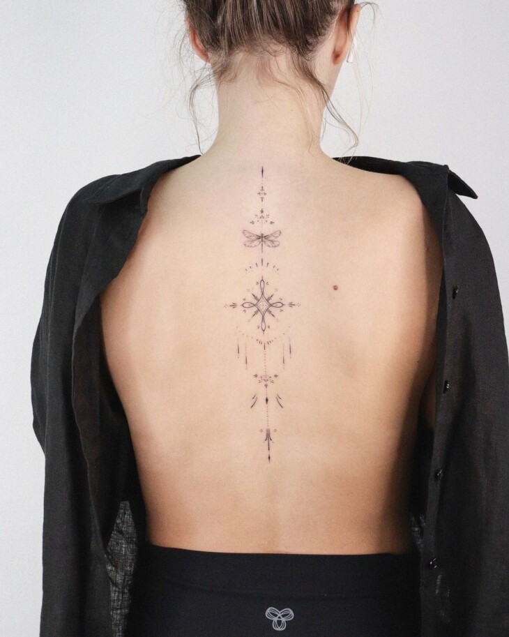 tatuagem feminina nas costas sensual