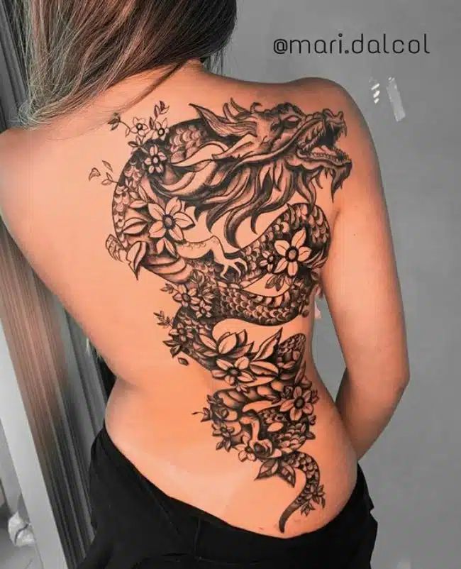tatuagem feminina nas costas inspiração