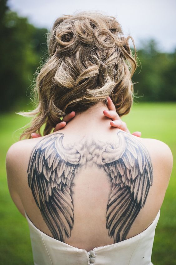 tatuagem feminina nas costas dor