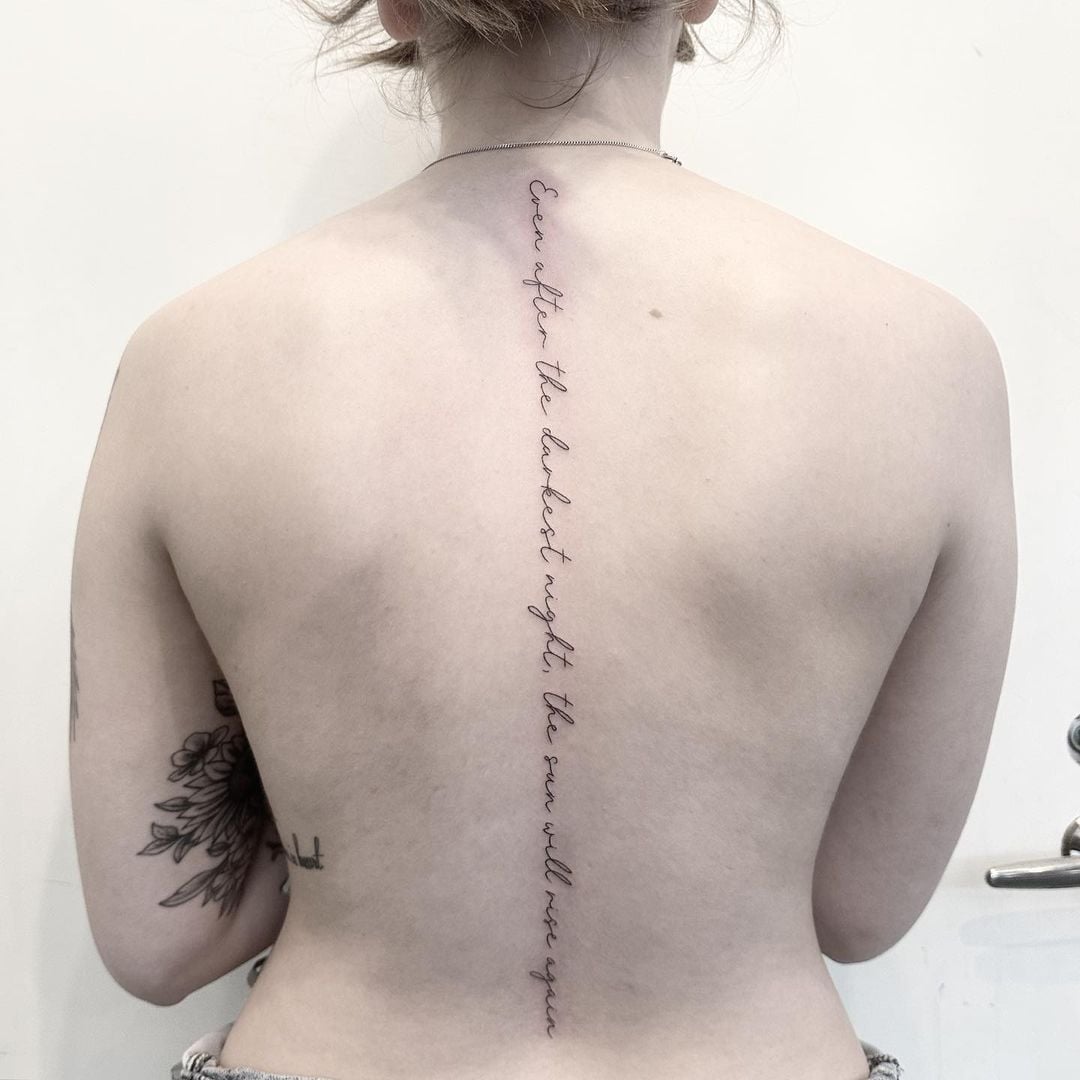 tatuagem feminina nas costas minimalista