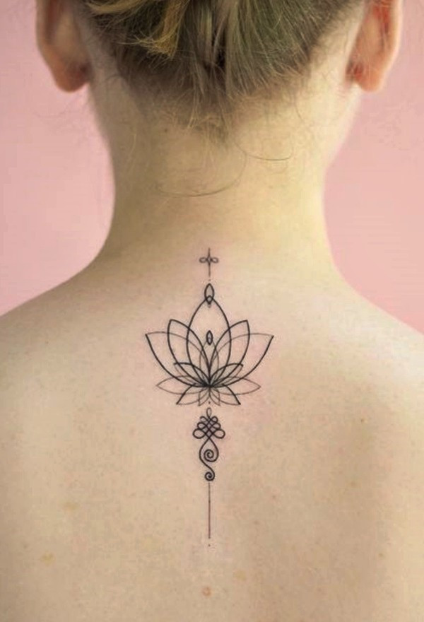 tatuagem feminina nas costas delicada