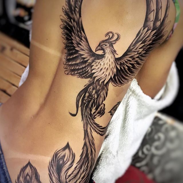 tatuagem feminina nas costas oriental