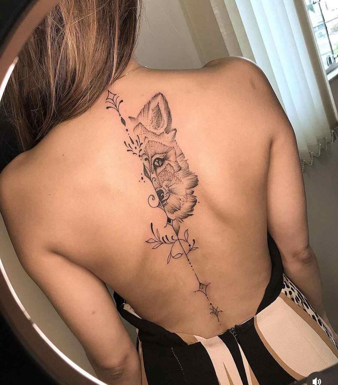 tatuagem feminina nas costas entre as escápulas