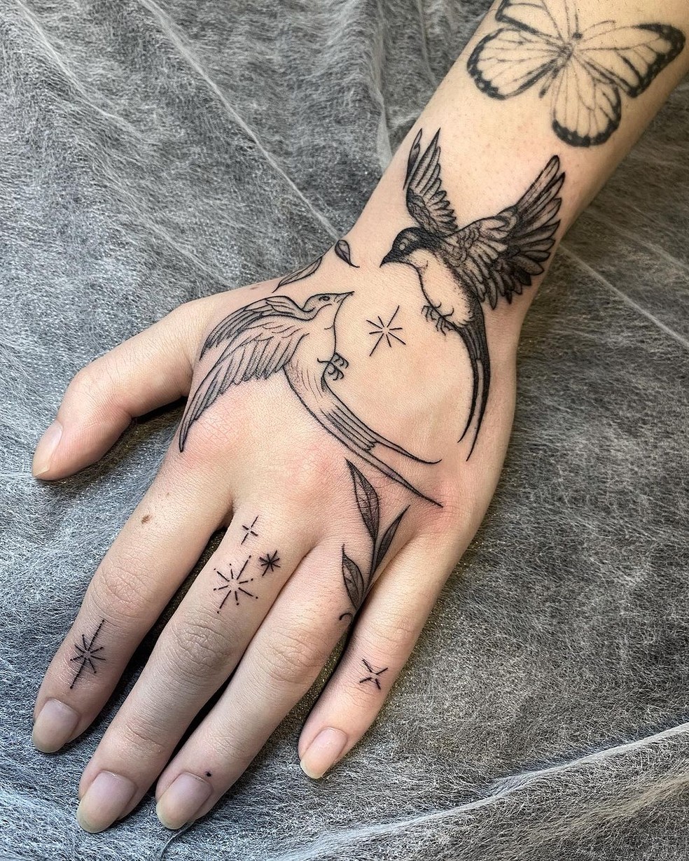 tatuagem feminina no braço e mão