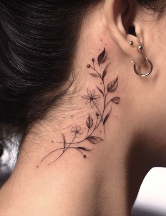 tatuagem feminina no pescoco