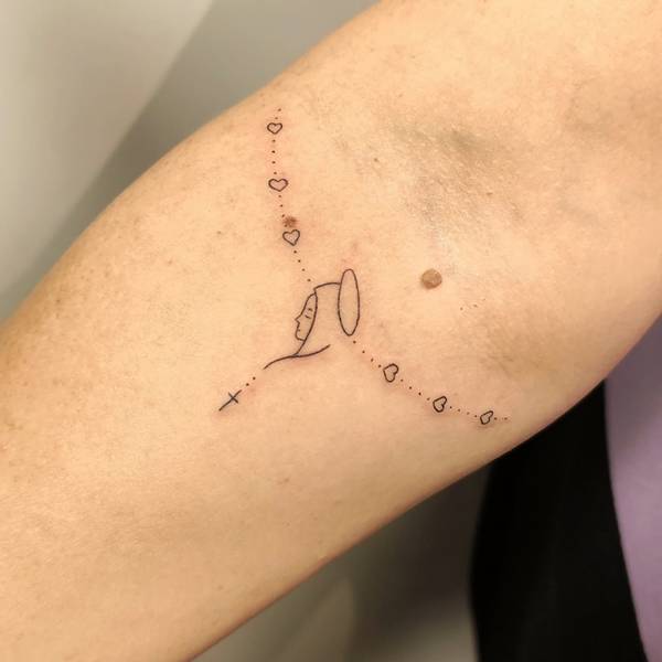 tatuagem nossa senhora aparecida delicada no pulso