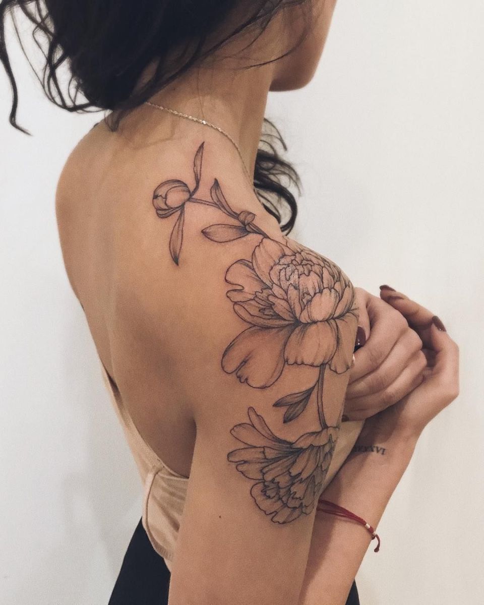 tatuagem feminina ombro escrita