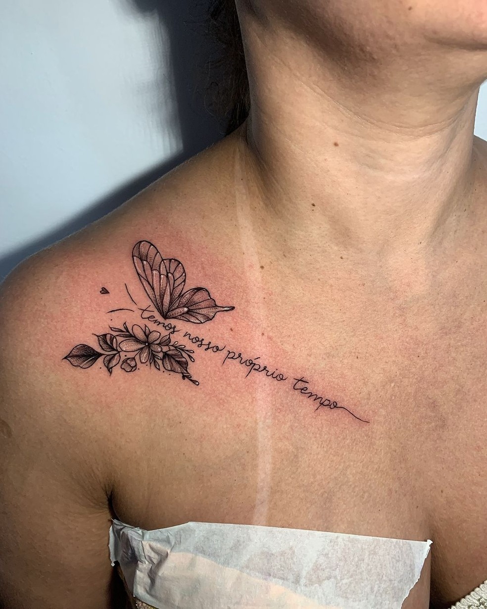 Tatuagem de Flor no Ombro: Guia Completo de Estilos e Significados