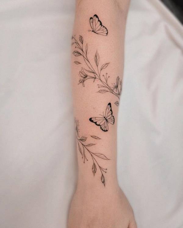 tatuagem feminina antebraço floral blackwork significado