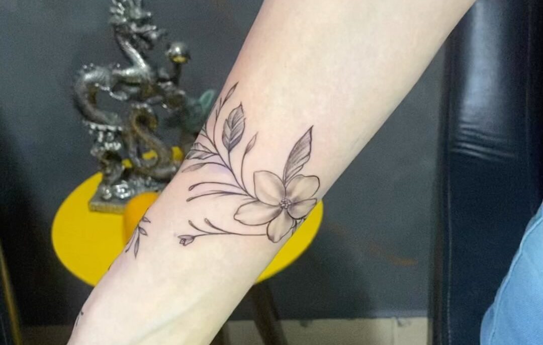 ideias tatuagem fineline ornamental braço