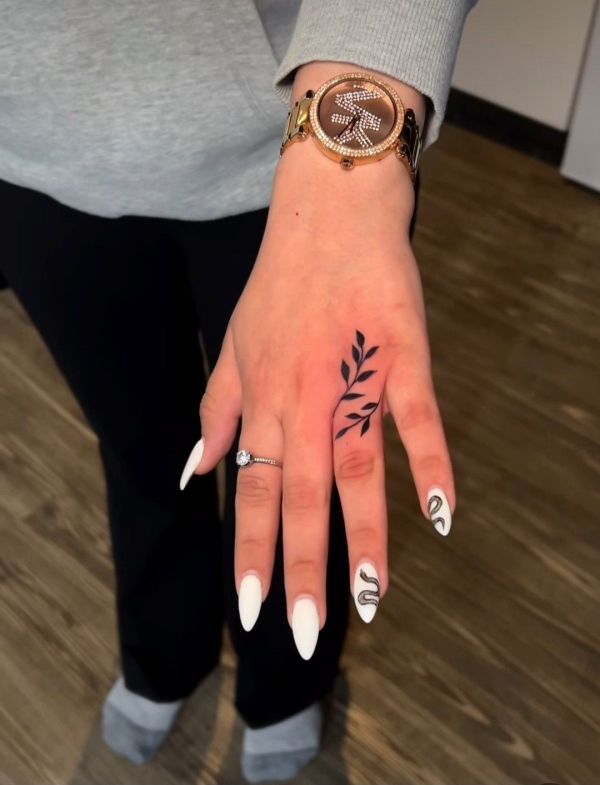 tatuagem flor na mão ou no pulso