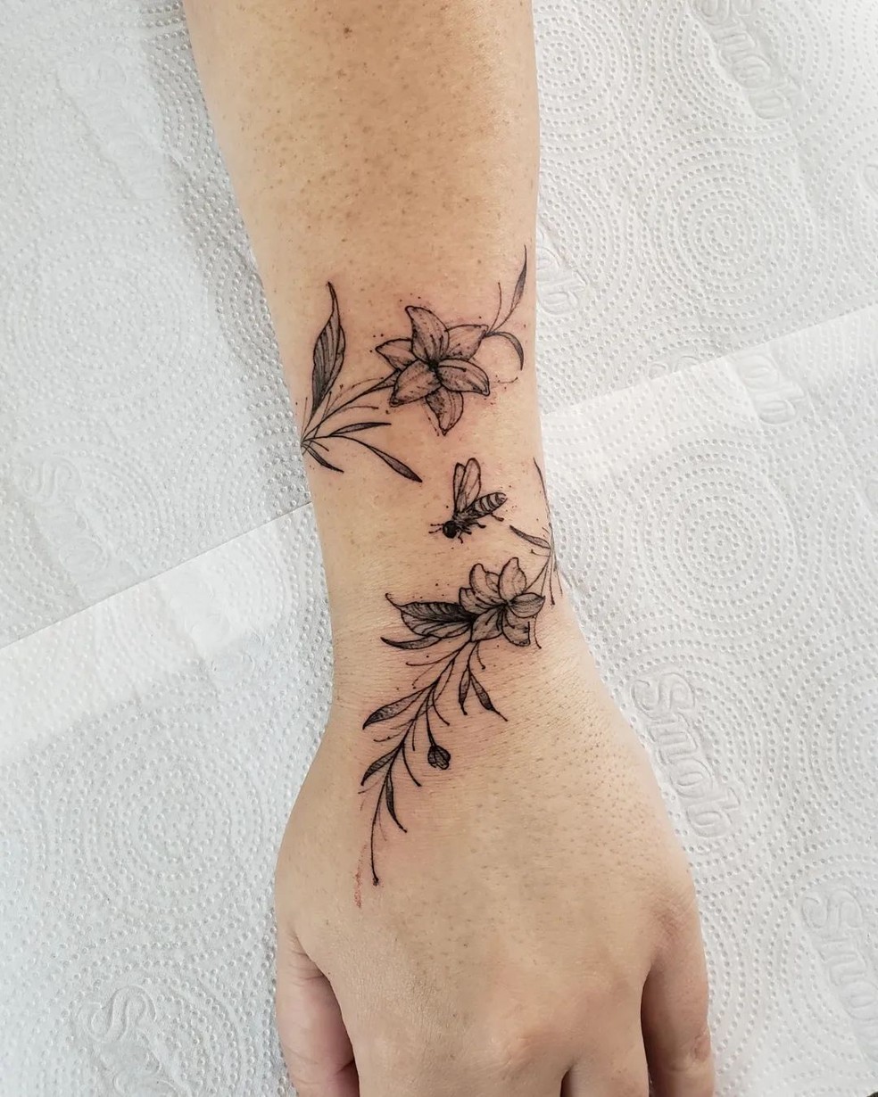 quanto custa tatuagem flor pequena mao pulso