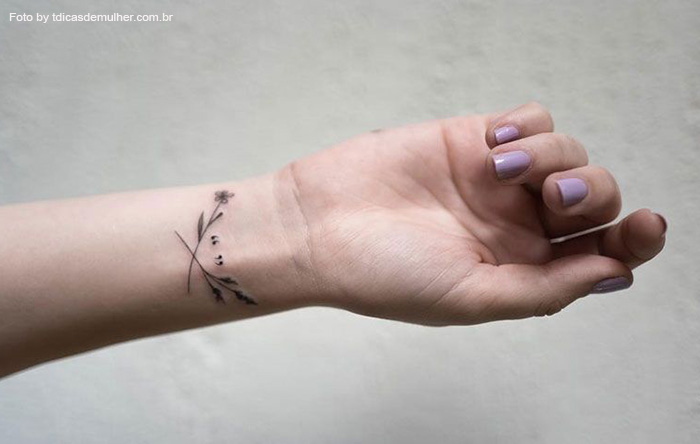 tatuagem flor na mão ou no pulso