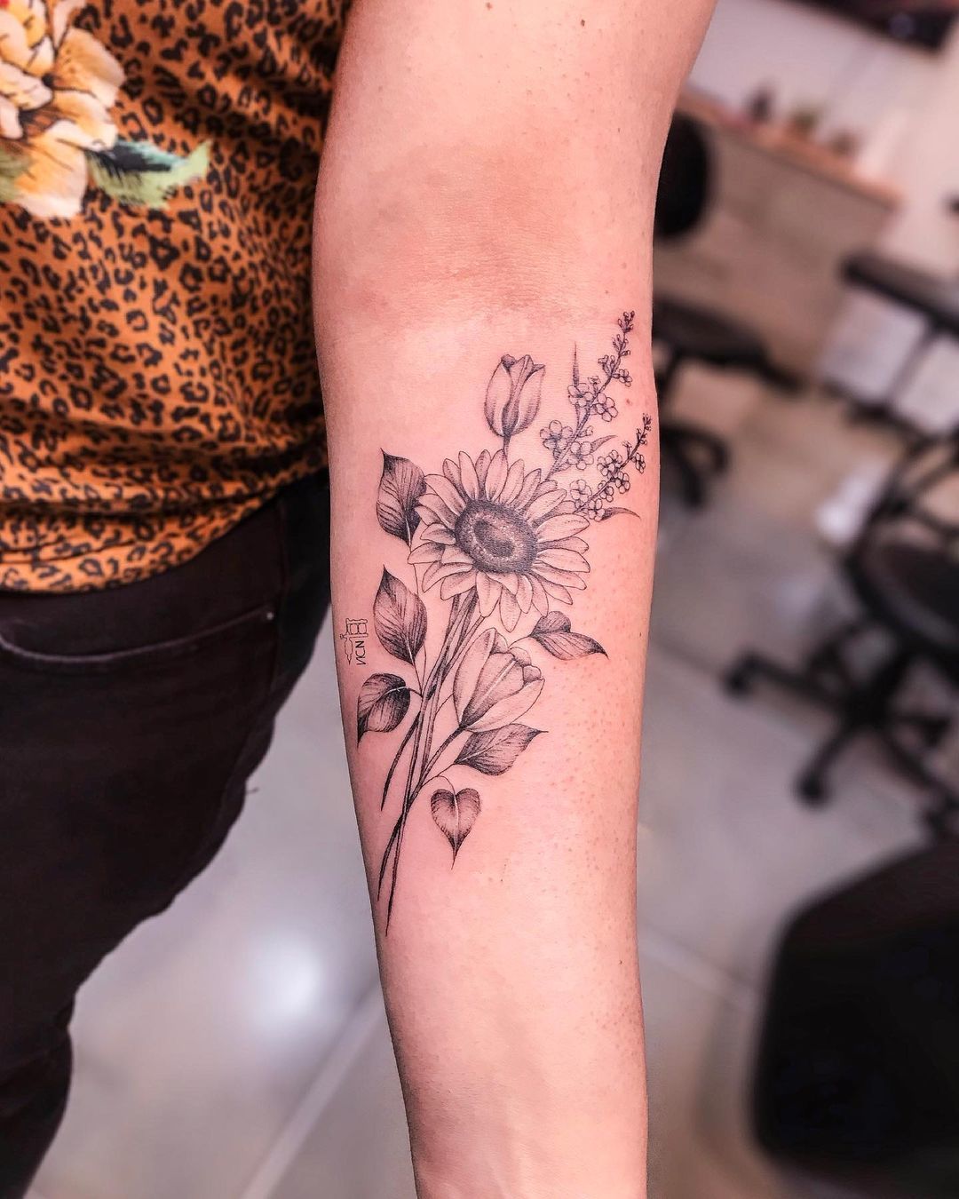 quanto custa tatuagem flor na mão pequena